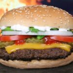 Ile kalorii ma burger? Wartości odżywcze, waga i właściwości zdrowotne